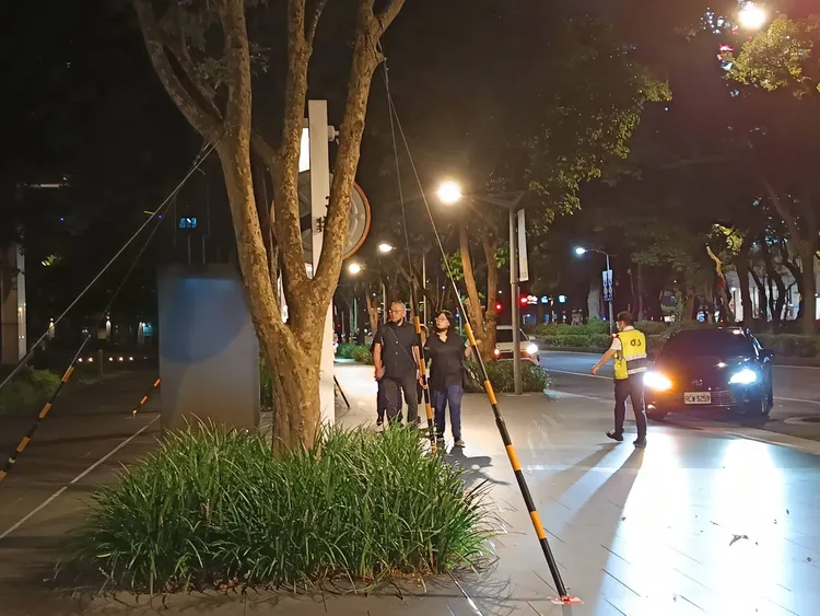 有民眾反映到小巨蛋看演唱會，從敦化北路走到南京東路時，行經敦化北路的凱基金控大樓前，保全直接站在靠近馬路的人行道上指揮。許麗珍攝