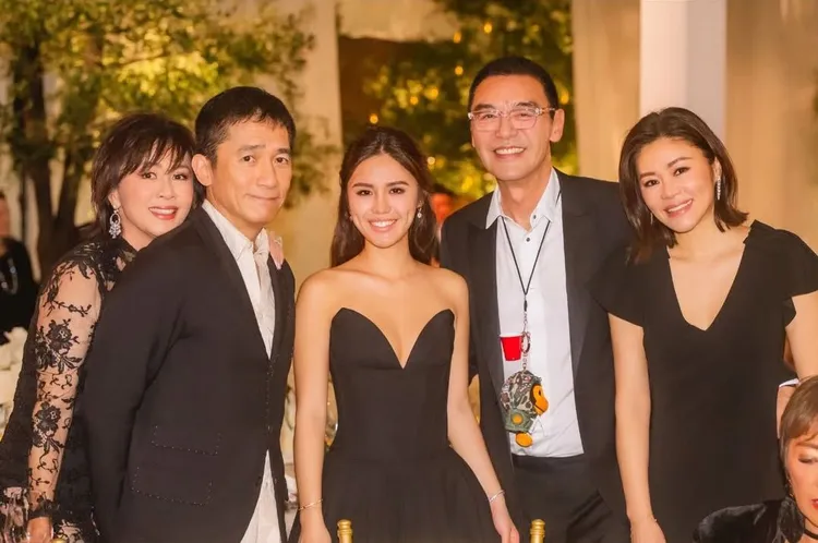 鍾鎮濤（右二）和老婆范姜（右）、女兒鍾懿（中）與梁朝偉（左二）、劉嘉玲合照。翻攝劉嘉玲IG