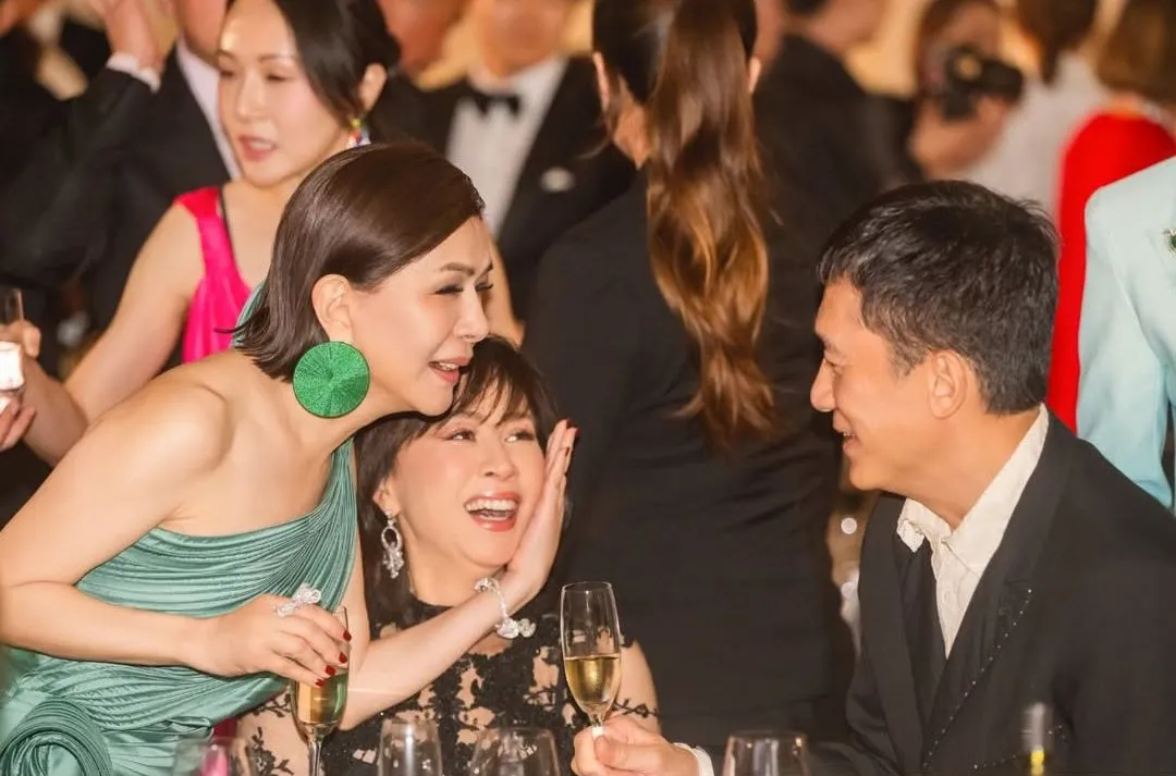 张清芳（左）和梁朝伟（右）热聊，热络抚摸刘嘉玲的脸。翻摄刘嘉玲IG