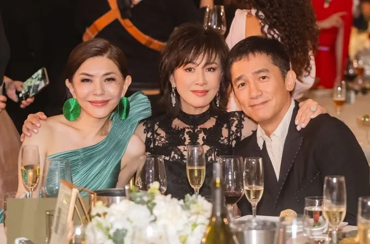 張清芳（左起）、劉嘉玲、梁朝偉同桌喝喜酒。翻攝劉嘉玲IG