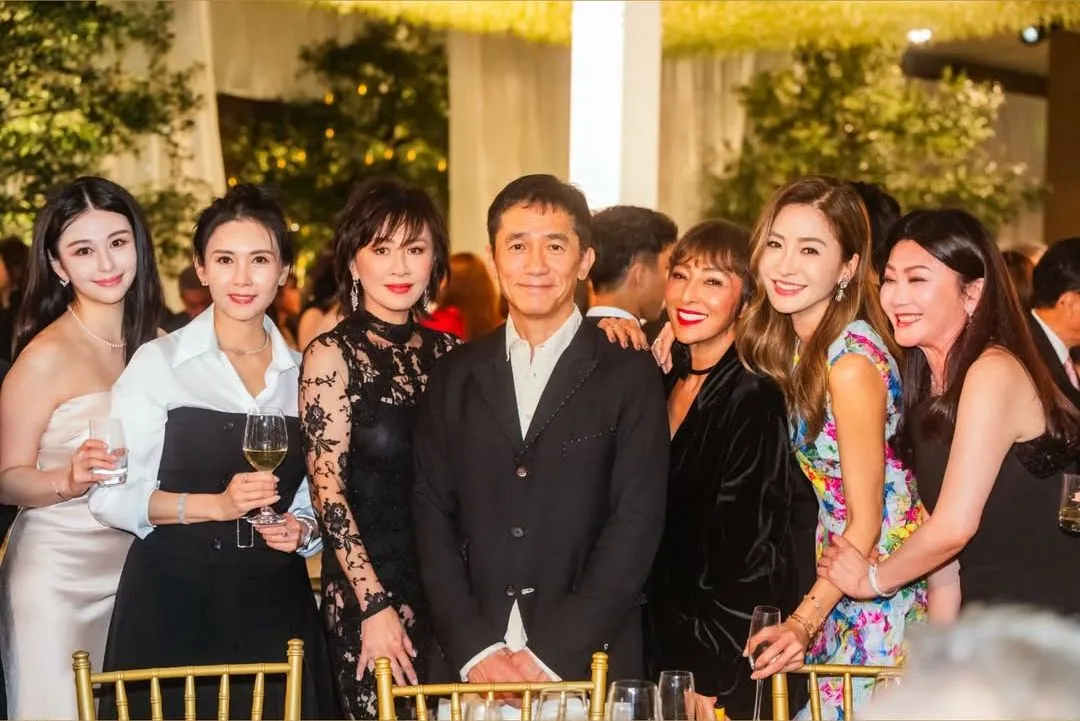 「最美星二代」沈月（左起）、邱淑贞、刘嘉玲、梁朝伟、上山诗钠、周汶锜从香港到台北赴宴。翻摄刘嘉玲IG