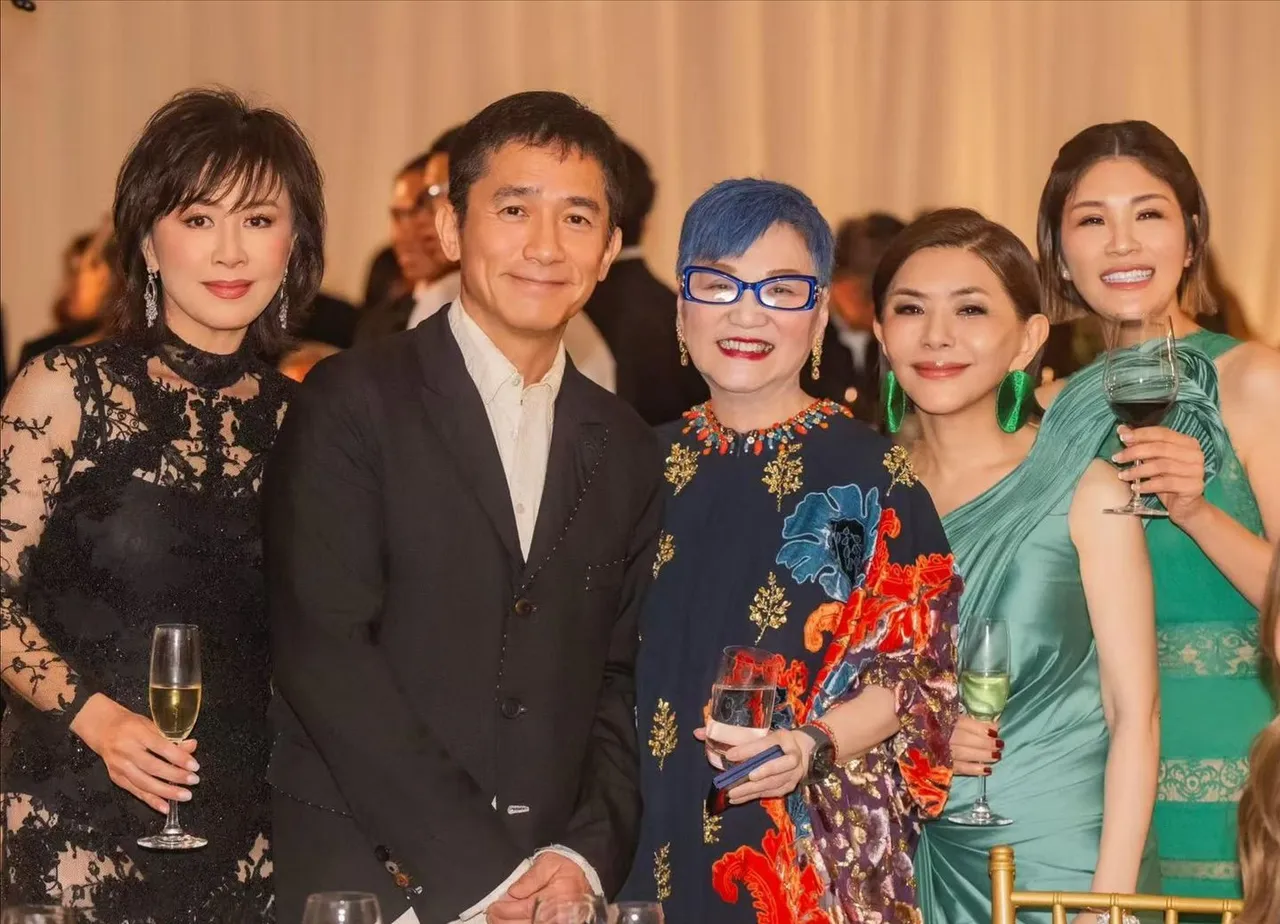 刘嘉玲（左起）、梁朝伟、张小燕、张清芳、蒋雅淇高兴参加友人的喜事。翻摄蒋雅淇脸书