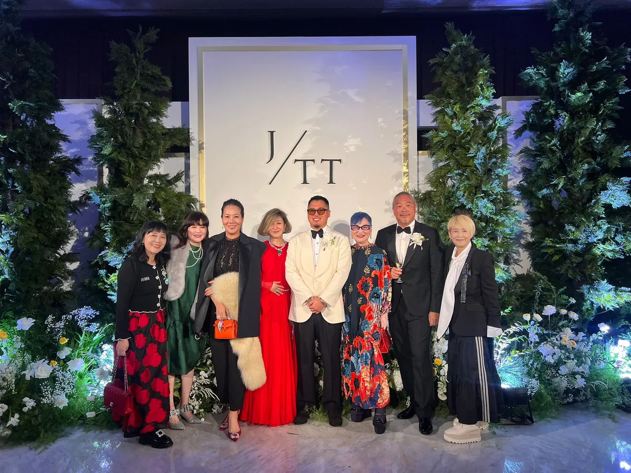 张小燕（右三）与新郎、新郎爸妈合照，气色很好。翻摄李明依脸书