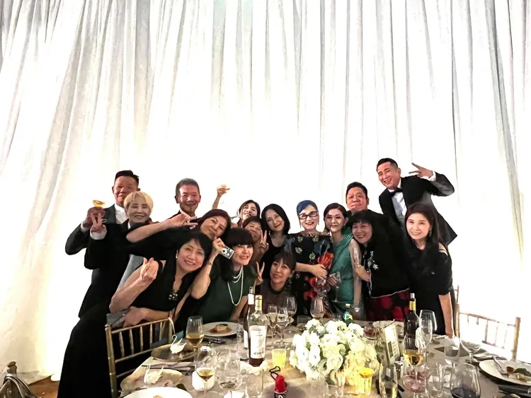 屈中恆、卜學亮、張清芳、張小燕、柯震東爸媽、李明依與友人開心大合照。翻攝李明依臉書