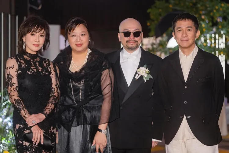 梁朝偉（右）、劉嘉玲（左）向新娘的父母道喜。翻攝劉嘉玲IG