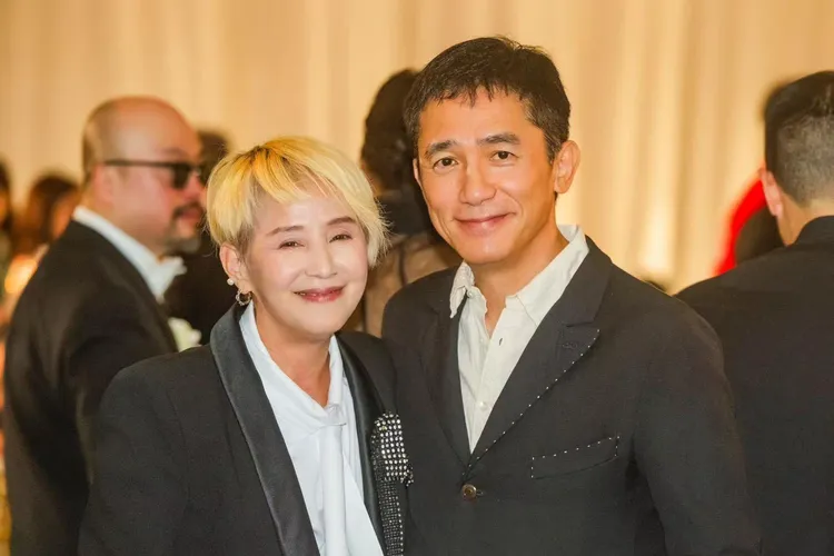 李明依（左）很驚喜梁朝偉還記得她。翻攝李明依臉書