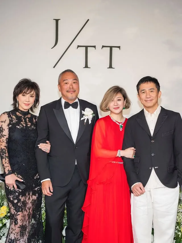 關穎表姊蔡佳樺（右二）和富商老公王尚卿（左二）娶媳婦，梁朝偉（右）、劉嘉玲從香港飛到台北喝喜酒。翻攝劉嘉玲IG