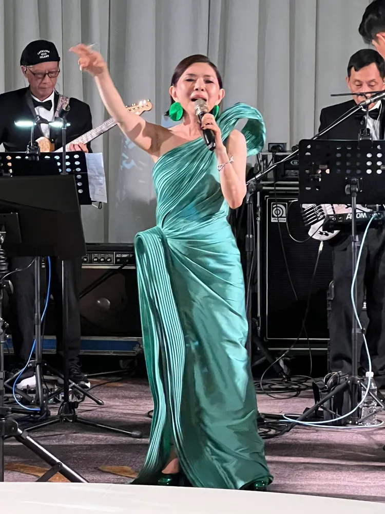 張清芳上台獻唱。翻攝李明依臉書