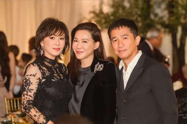 珠寶設計師趙心綺（中）和劉嘉玲（左）、梁朝偉相見歡。翻攝劉嘉玲IG