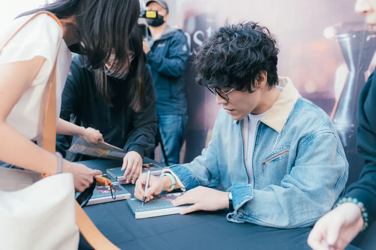 卢广仲签到手软。添翼创越工作室提供