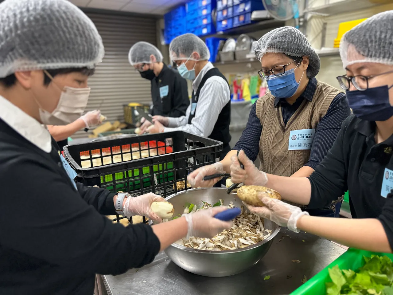 筑间餐饮集团长期关注社会关怀与食物资源永续议题，每月捐赠300公斤牛猪鸡肉，协助恩惠全人关怀协会制作并配送爱心餐盒，支持弱势族群。业者提供