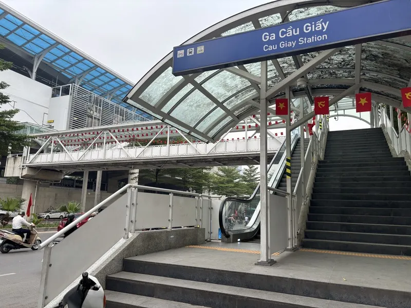 大眾運輸為越南大城市減少空污、交通壅塞的重大計畫。河內原計2030年有10條捷運線，但至今年底，僅一條原定2015年完工的路線部分通車，進度大幅落後。圖為紙橋站。 中央社