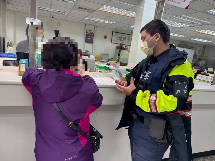 蘇姓婦人到郵局匯款網購玉鐲，行員發現系統跳出「警示帳戶」訊息，立即通知員警阻詐。民眾提供