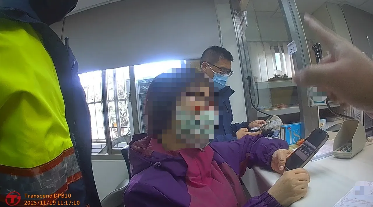 警方及郵局聯手阻詐，為蘇婦保住5萬元。民眾提供