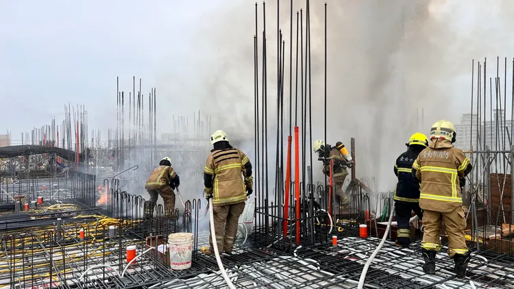 消防人員出動救援，火勢在稍早撲滅，為傳出人員傷亡。民眾提供