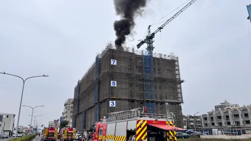 台南新營大樓建案竄火　黑煙猛竄警消火速救援