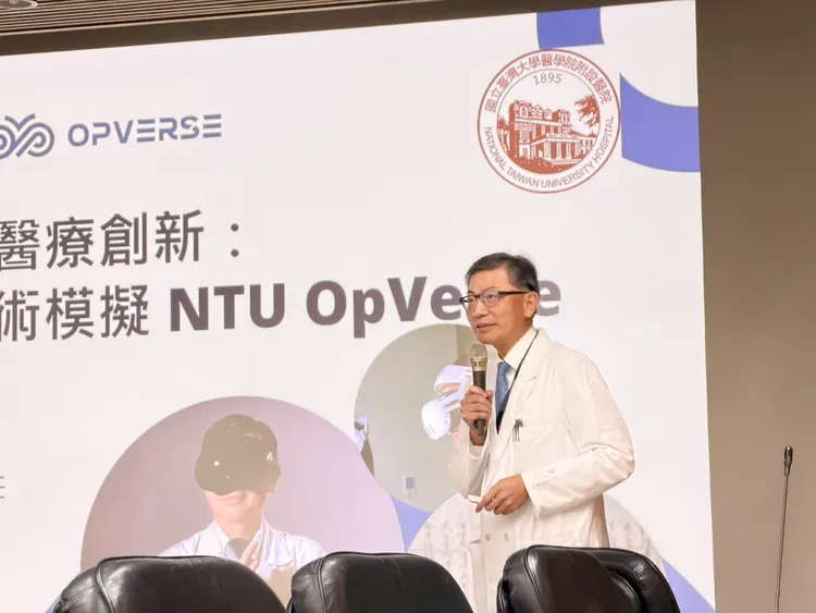 台大打造「元宇宙手术导航」，台大医院外科教授陈晋兴进行说明。黄泓哲摄
