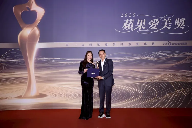 愛爾麗集團董事長常如山（右）獲得「蘋果愛美獎」特別頒發的公益大使獎，自曾馨瑩（左）手中接下獎盃。攝影中心攝