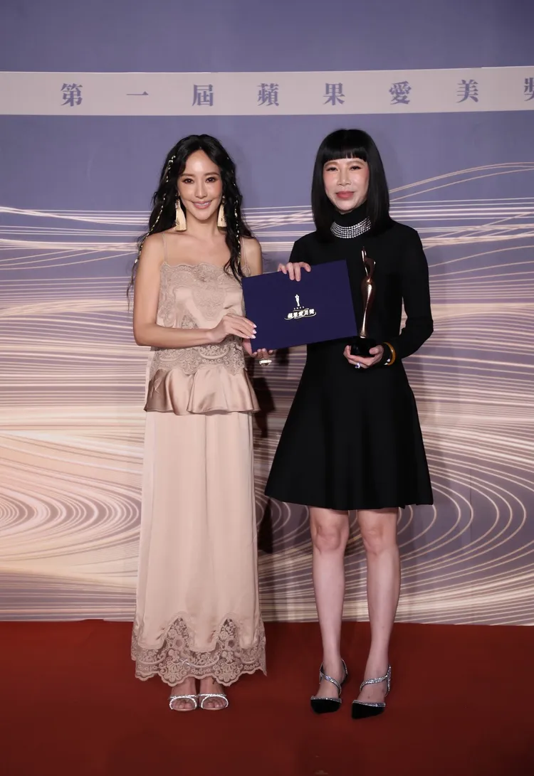 關穎（左）頒發年度醫美診所大賞金獎給愛爾麗醫療集團，由總經理劉貞華（右）上台領獎。攝影中心攝