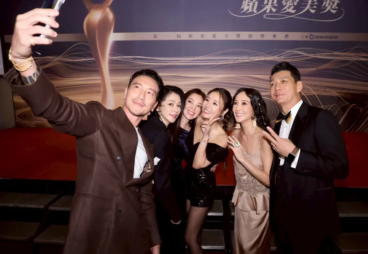 王陽明（左起）、徐若瑄、曾馨瑩、林心如、關穎、聶雲在「蘋果愛美獎」開心自拍。攝影中心攝