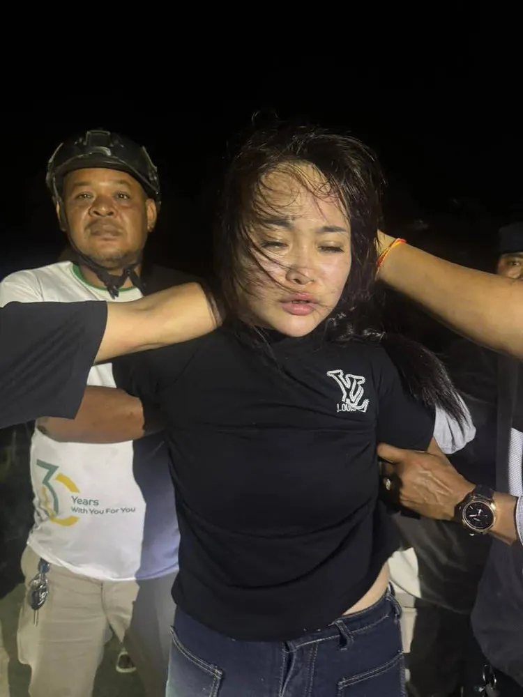 越籍女子劫獄被緝捕到案，押解過程中竟遭記者性騷擾。翻攝自X @echetus