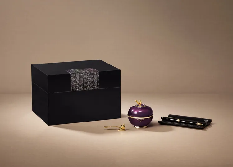 黃仁勳也有拿到的THE WHOO APEC還幼膏CEO贈禮。品牌提供