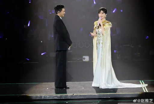 72歲「玉女掌門人」趙雅芝凍齡開唱　「繼子」張智霖突上台送吻　