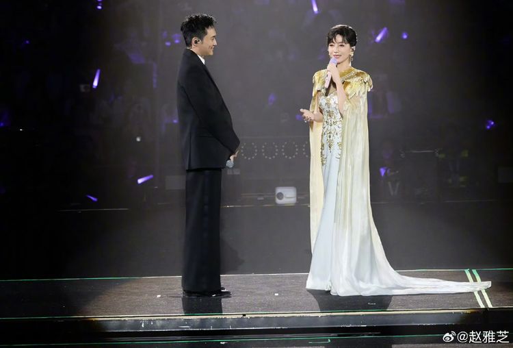 72歲「玉女掌門人」趙雅芝凍齡開唱 「繼子」張智霖突上台送吻