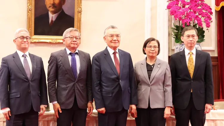 今年我國積極參與各項會議，並且與各APEC代表團交流互動，成果豐碩。國安會諮詢委員徐斯儉（左1）、國科會主委吳誠文（左2）、總統府資政林信義（左3）、行政院經貿談判辦公室總談判代表楊珍妮（左4）、外交部國組司司長孫儉元（左5）。記者葉家瑋攝