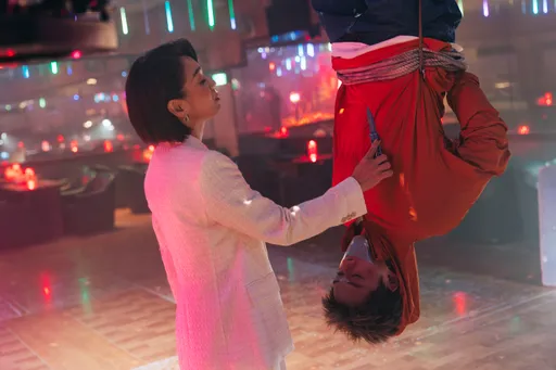 陳澤耀倒吊不到3秒鐘人快癱軟　比中指求救