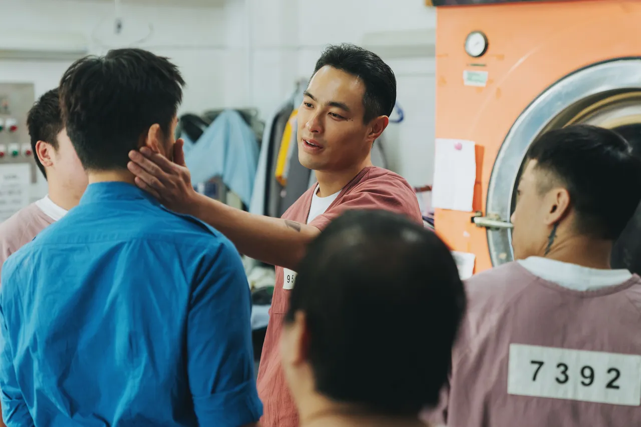 杨祐宁(右)伸手掐下巴还差点伸舌强吻陈泽耀(左)。爱奇艺国际版、壹壹影业提供