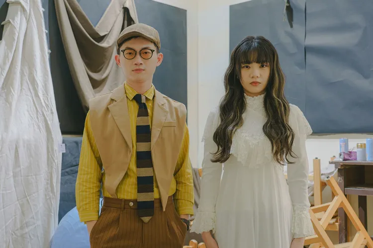 視網膜（左）與木木深談自殺與自傷案件。小公視提供