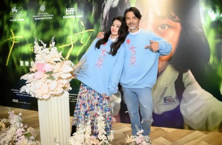 冯德伦（右）日前现身《女孩》首映会挺老婆舒淇。摘自微博