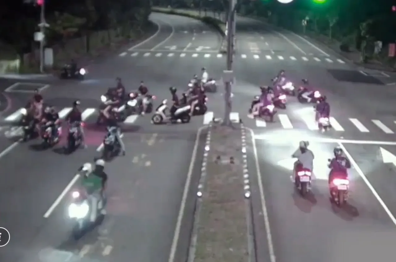 飙车族大量集结占据马路且蛇行又跨越双黄线等违规不断，严重影响用路人安全。翻摄画面