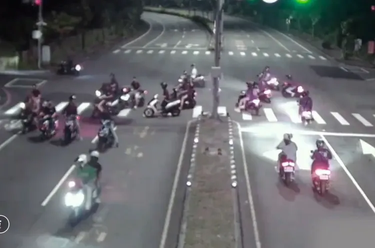 飆車族大量集結佔據馬路且蛇行又跨越雙黃線等違規不斷，嚴重影響用路人安全。翻攝畫面