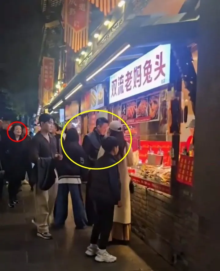 汪小菲、马筱梅与两个小孩在兔头摊买东西，张兰（红圈处）随后赶上。翻摄快乐追星兔八哥微博