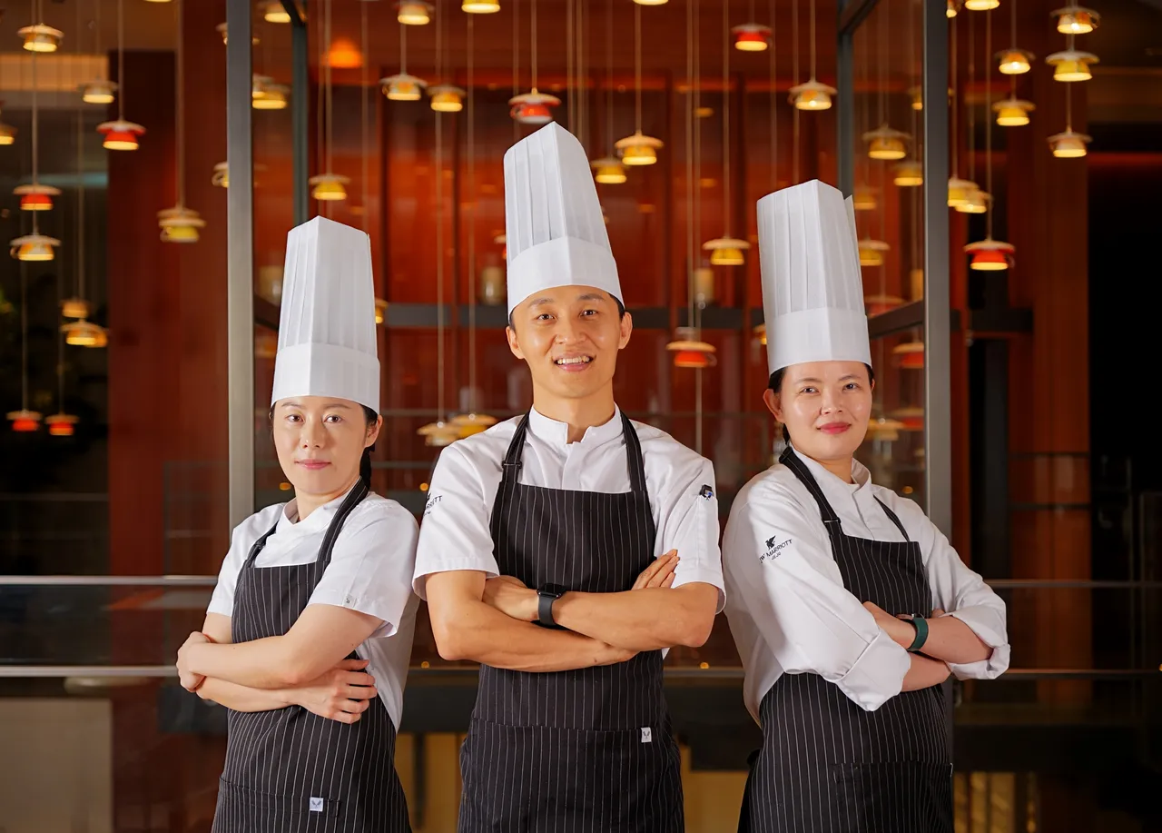 济州岛JW万豪度假酒店旗下知名餐厅Island Kitchen厨师团队来台献艺,左起点心房主厨 Sienna Wang(左)、主厨Sam Im(中) 、及副手 Aspyn Kim(右)。大溪笠复威斯汀提供