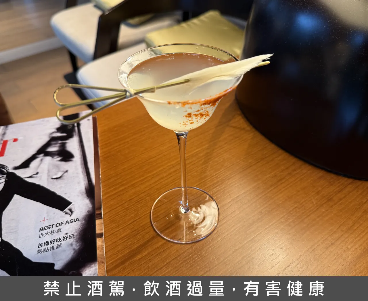 「汉掔山微醉」以韩掔山烧酒作为基底,加上韩国传统饮品水梨汁搭配韩式水萝卜泡菜,呈现出浓烈的韩国特色风味。黄若绫摄