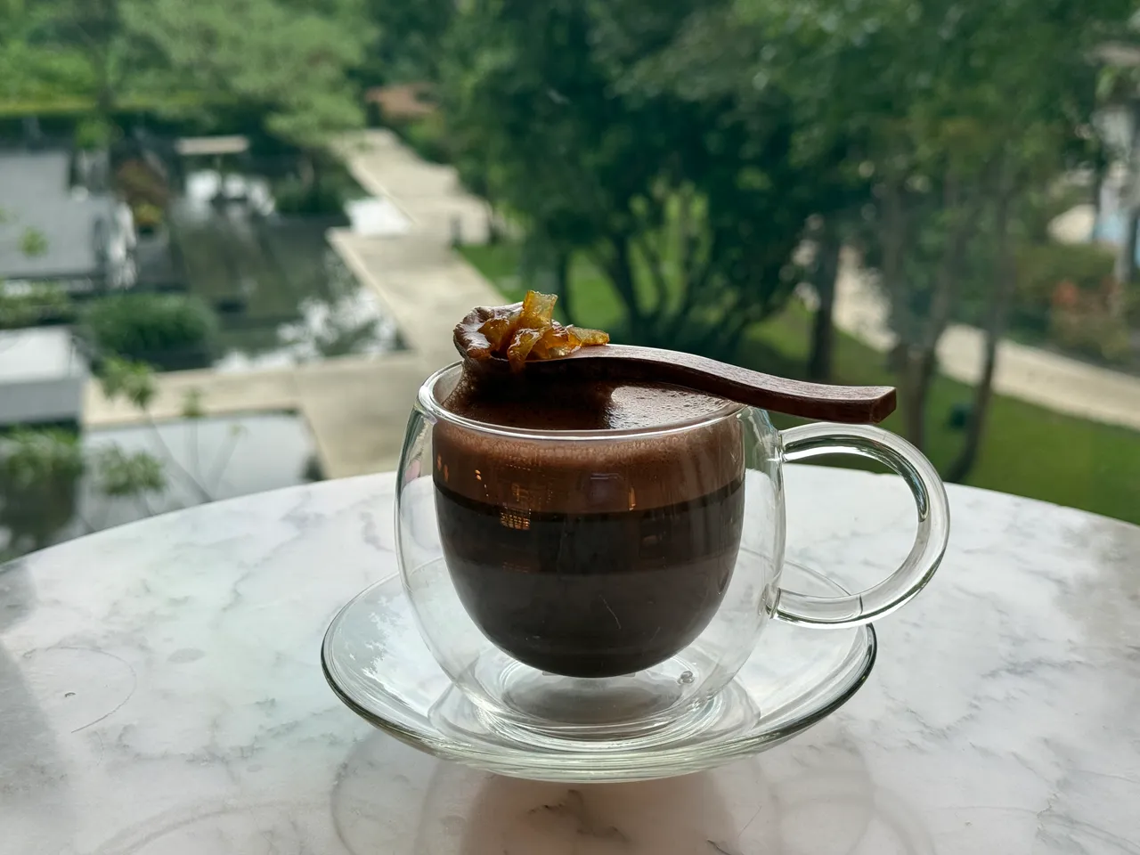 「济州柚恋」将韩国的传统柚子与巧克力结合,打造出独特的热饮,完美诠释冬季的暖心风味,为顾客带来一份温暖与甜美的双重享受。黄若绫摄