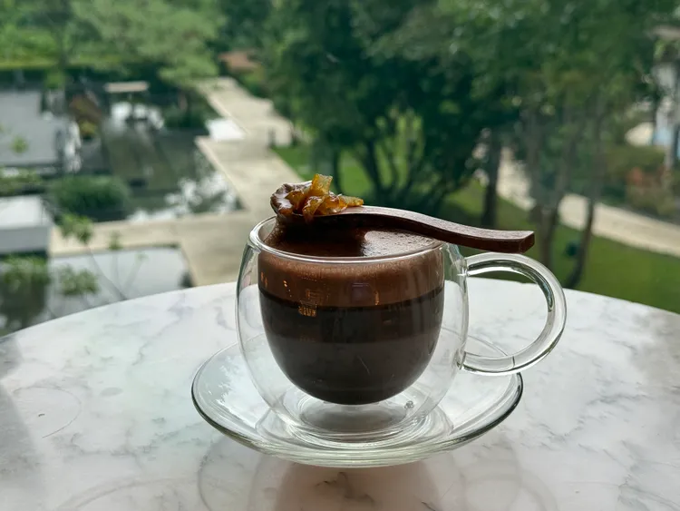 「濟州柚戀」將韓國的傳統柚子與巧克力結合，打造出獨特的熱飲，完美詮釋冬季的暖心風味，為顧客帶來一份溫暖與甜美的雙重享受。黃若綾攝