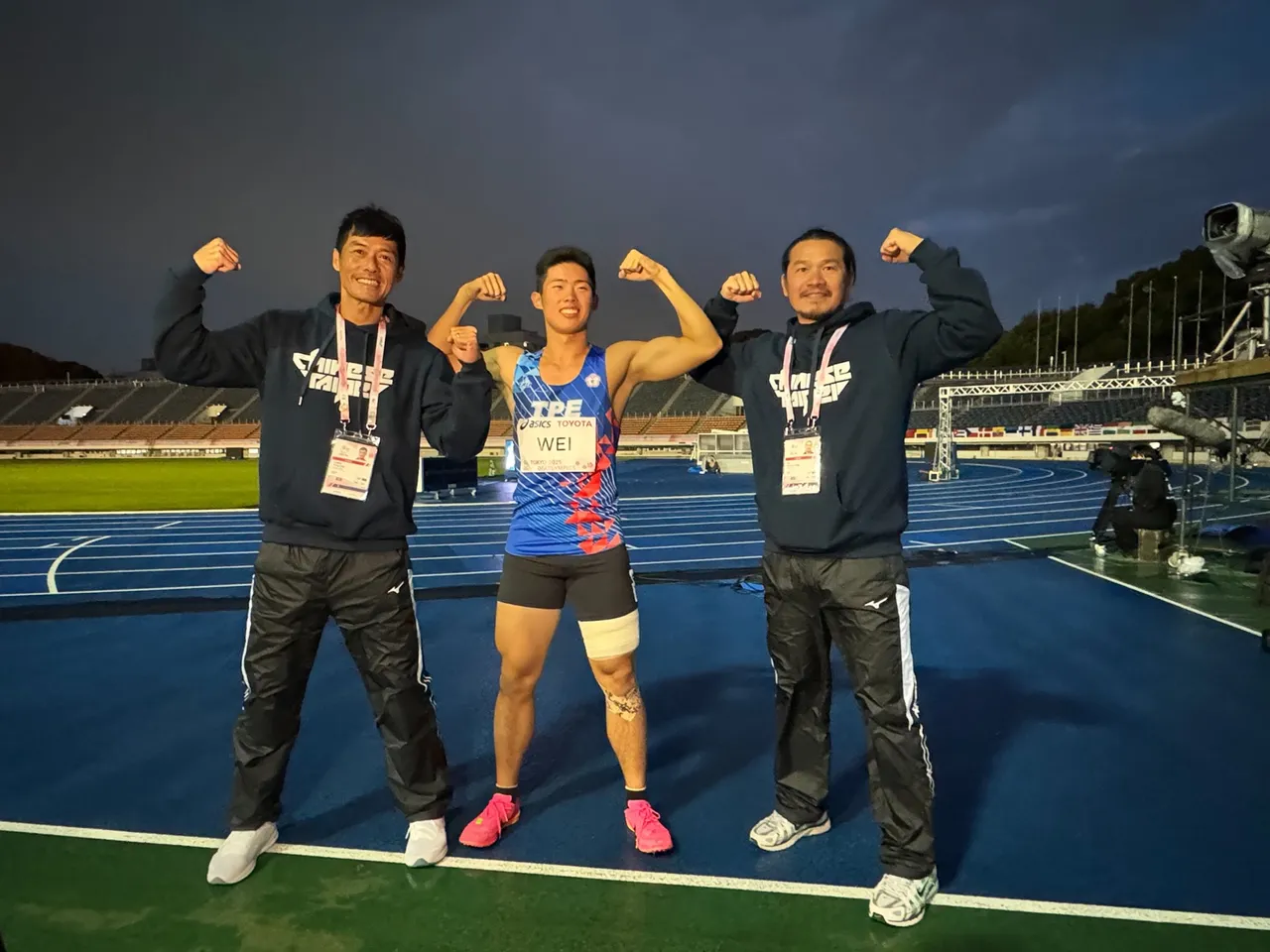 陈颖祈（左）及安庆隆（右）教练跨世代十项铁人现场见证危宇泽（中）为我国在听奥十项全能项目夺牌。运动部提供