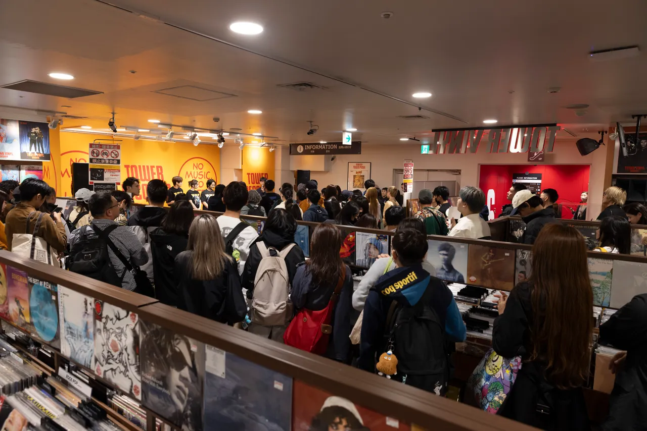 告五人於TOWER RECORDS 澀谷店舉辦歌迷見面會，人潮滿滿。相信音樂提供