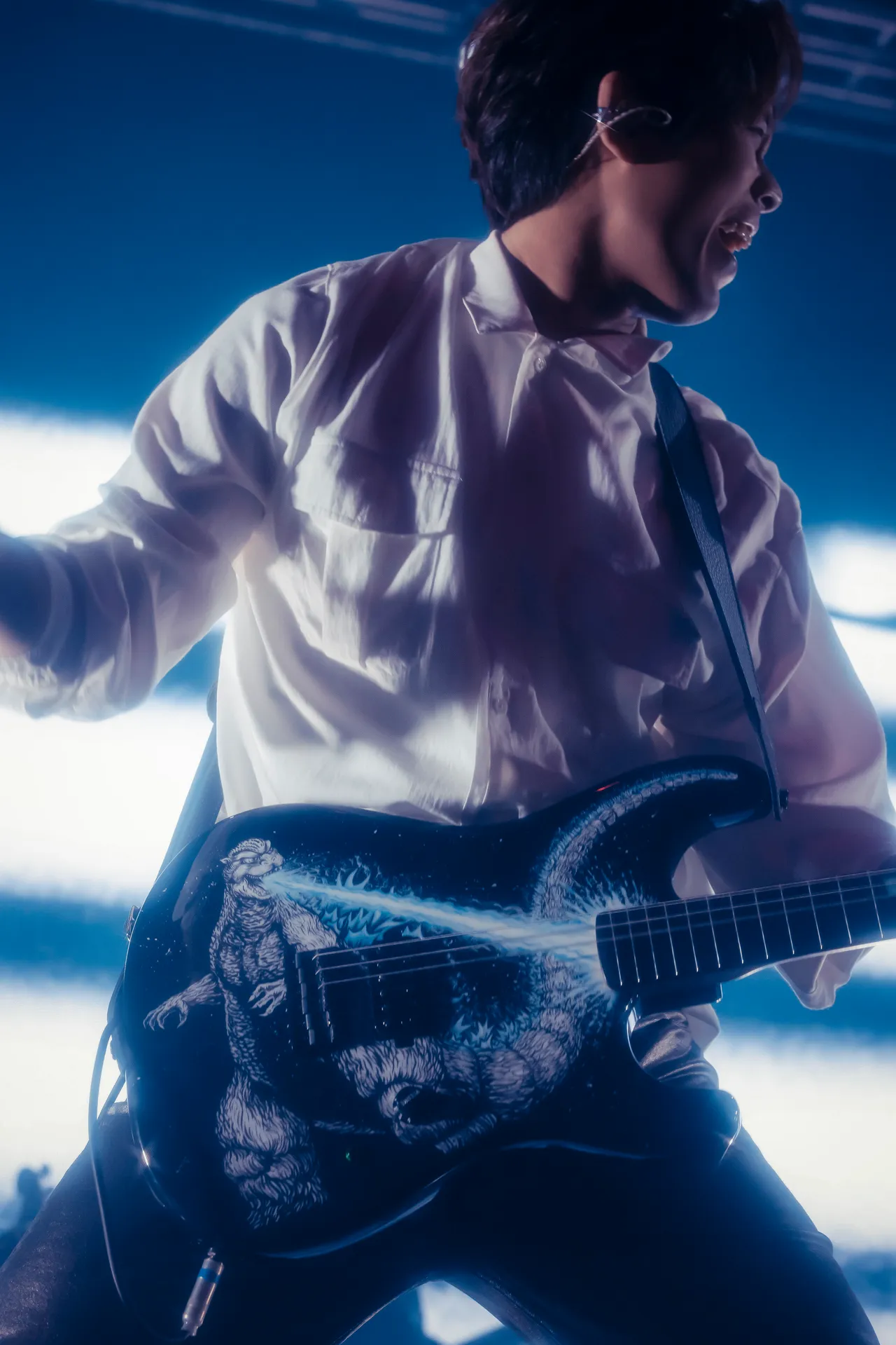 雲安背上Fender ×哥吉拉70周年限定吉他演出。相信音樂提供