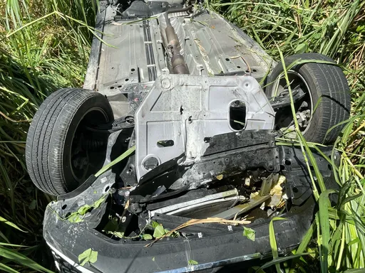 台東轎車翻落佳里橋下四輪朝天！駕駛、2歲女童受困獲救