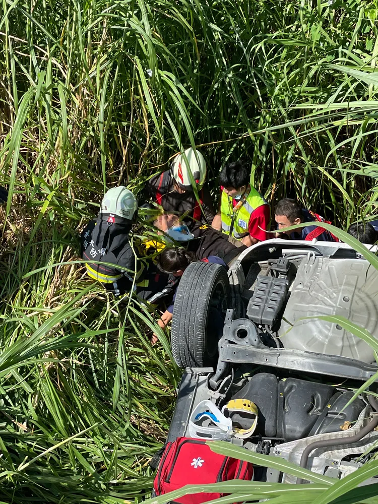 警消獲報將車上2名傷者救出送醫。消防局提供