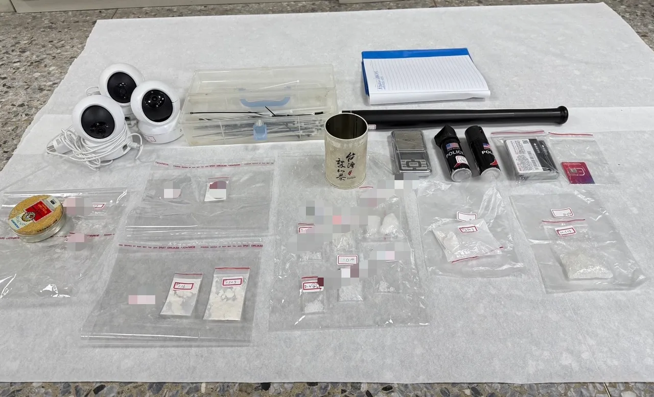 警方攻堅救出3名「豬仔」，起出作案工具、毒品等贓證物，今天偵結起訴。翻攝照片