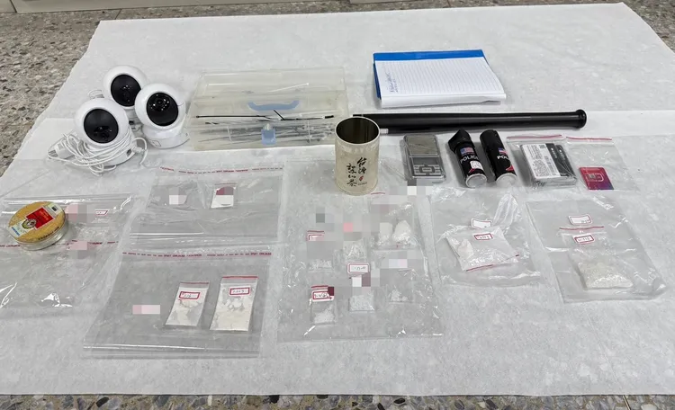 警方攻堅救出3名「豬仔」，起出作案工具、毒品等贓證物，今天偵結起訴。翻攝照片