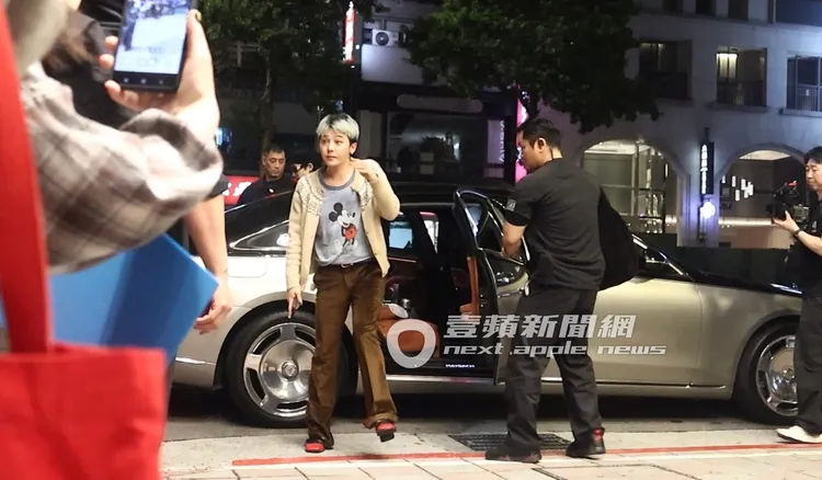 GD權志龍結束大巨蛋演唱會後，換上有米老鼠圖案的上衣。特勤中心攝