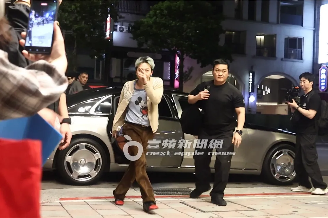 GD权志龙开心的向现场粉丝挥手致意。特勤中心摄