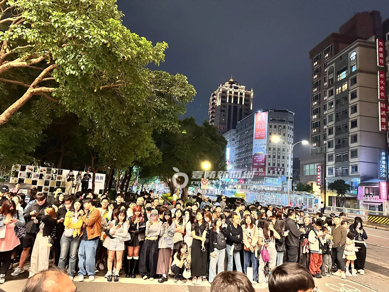 等候GD到场的粉丝破千人，将现场挤的水泄不通。特勤中心摄